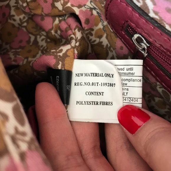 Guess Logo Carryall Tote - Picture 11 of 15